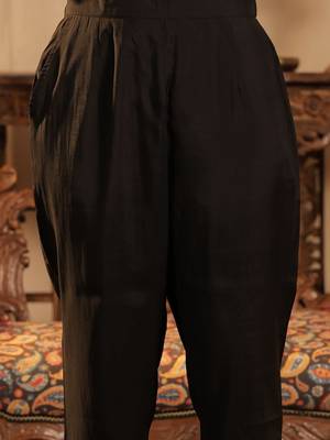 Floral Embroidered Pleated V-Neck Thread Work A-Line Kurta with Trousers 7