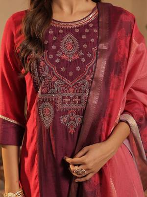 Women Solid Kurta with Trousers & Dupatta 3