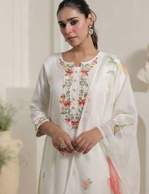 Women Floral Embroidered Kurta with Trousers & Dupatta 2