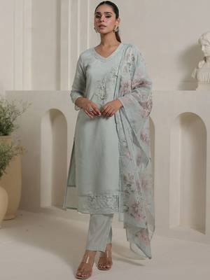 Women Floral Embroidered Beads and Stones Kurta with Trousers & Dupatta 2