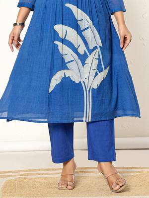 Women Printed Regular Pure Cotton Kurta with Trousers 7