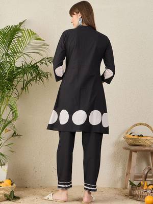 Women Geometric Printed Cotton A-Line Kurta with Trousers 4