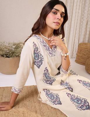 Women Paisley Printed Cotton Kurta with Palazzos 6
