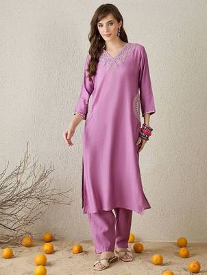 Floral Embroidered V-Neck Kurta with Trousers 1