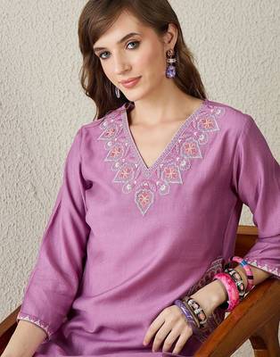 Floral Embroidered V-Neck Kurta with Trousers 2