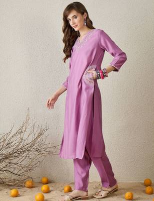Floral Embroidered V-Neck Kurta with Trousers 3