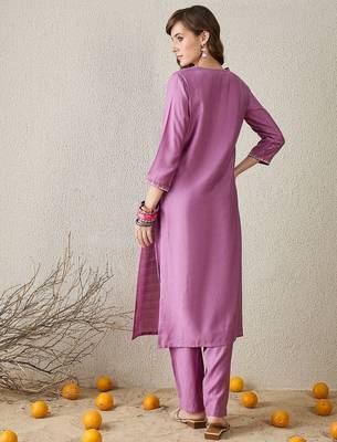 Floral Embroidered V-Neck Kurta with Trousers 4