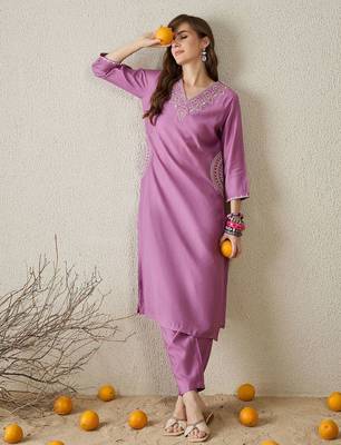 Floral Embroidered V-Neck Kurta with Trousers 5