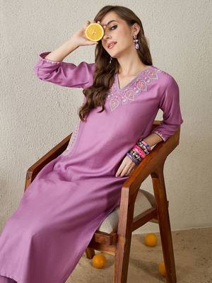 Floral Embroidered V-Neck Kurta with Trousers 6
