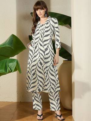 Women Printed Regular Kurta With Trousers 1