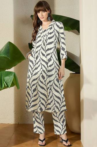 Women Printed Regular Kurta With Trousers