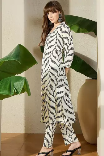 Women Printed Regular Kurta With Trousers