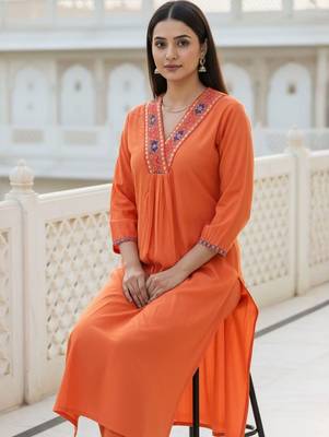 Women Ethnic Motifs Embroidered Kurta Set 2