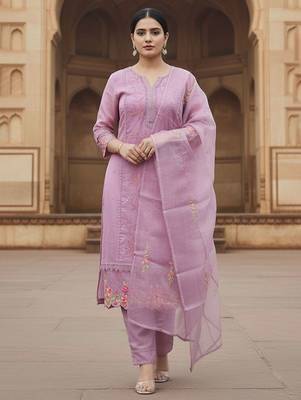 Women Floral Embroidered Regular Thread Work Kurta with Trousers & With Dupatta 1