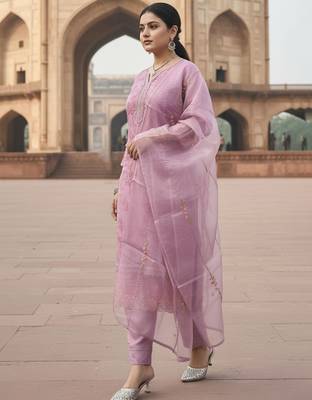 Women Floral Embroidered Regular Thread Work Kurta with Trousers & With Dupatta 5