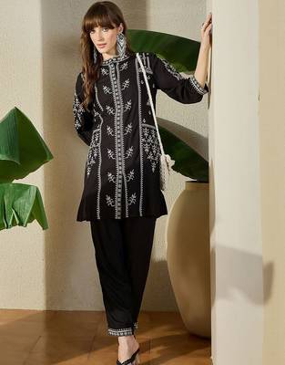 Women Ethnic Motifs Embroidered Regular Thread Work Kurta with Trousers 3
