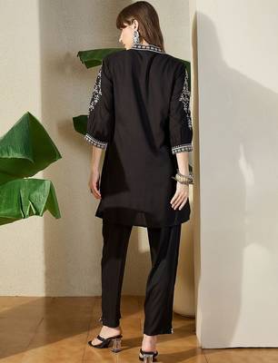 Women Ethnic Motifs Embroidered Regular Thread Work Kurta with Trousers 4