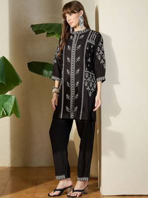 Women Ethnic Motifs Embroidered Regular Thread Work Kurta with Trousers 5
