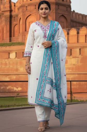 Women Embroidered Thread Work Pure Cotton Kurta with Trousers & With Dupatta