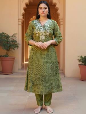 Women Printed Regular Thread Work Kurta with Trousers 1