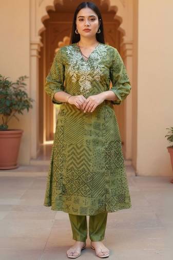 Women Printed Regular Thread Work Kurta with Trousers