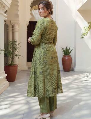 Women Printed Regular Thread Work Kurta with Trousers 4
