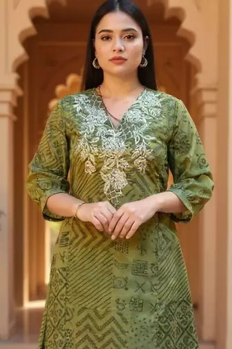 Women Printed Regular Thread Work Kurta with Trousers
