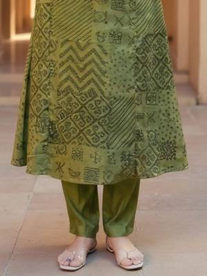 Women Printed Regular Thread Work Kurta with Trousers 6