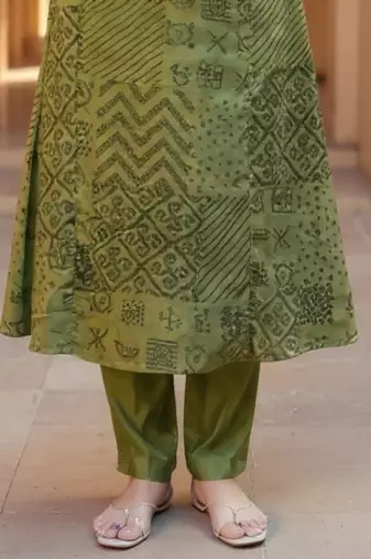 Women Printed Regular Thread Work Kurta with Trousers