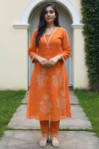 Women Ethnic Motifs Embroidered Kurta with Trousers