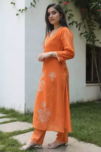Women Ethnic Motifs Embroidered Kurta with Trousers
