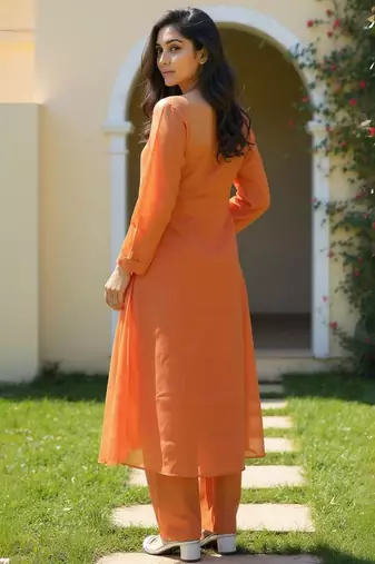 Women Ethnic Motifs Embroidered Kurta with Trousers