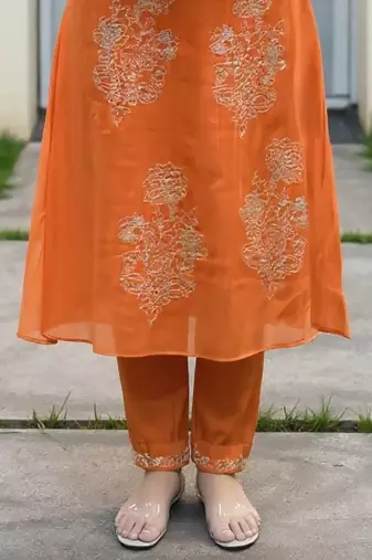 Women Ethnic Motifs Embroidered Kurta with Trousers