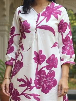Women Floral Printed Kurta with Trousers 2