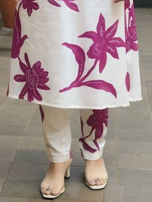 Women Floral Printed Kurta with Trousers 6