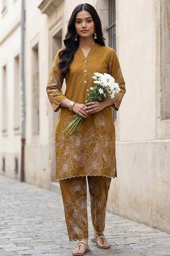 Women Floral Printed Regular  Cotton Kurta with Trousers
