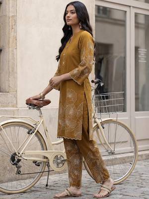 Women Floral Printed Regular Pure Cotton Kurta with Trousers 3