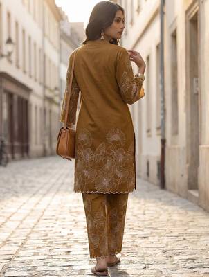 Women Floral Printed Regular Pure Cotton Kurta with Trousers 4