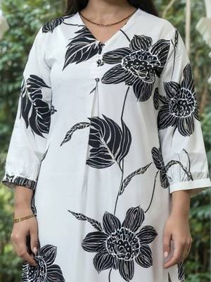 Women Floral Printed Kurta with Trousers 2
