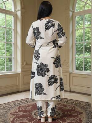 Women Floral Printed Kurta with Trousers 3