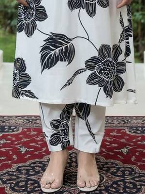 Women Floral Printed Kurta with Trousers 5