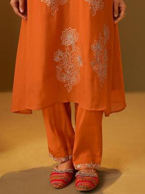Ethnic Motifs Embroidered V-Neck Thread Work A-Line Kurta & Trousers 5