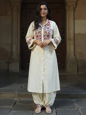 Women Floral Embroidered Regular Thread Work Kurta With Patiala 5