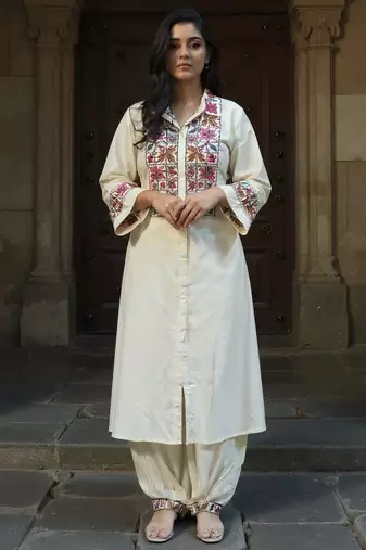 Women Floral Embroidered Regular Thread Work Kurta With Patiala