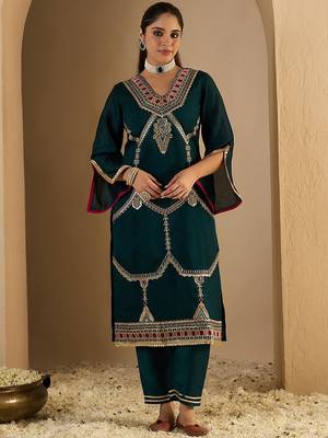 Women Ethnic Motifs Printed Kurta with Trousers 1