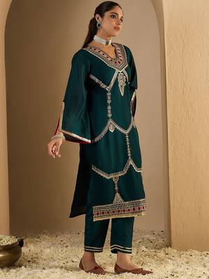 Women Ethnic Motifs Printed Kurta with Trousers 2