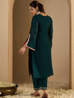 Women Ethnic Motifs Printed Kurta with Trousers 3