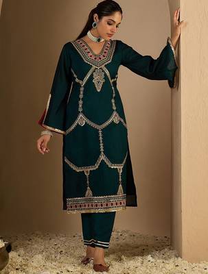 Women Ethnic Motifs Printed Kurta with Trousers 4