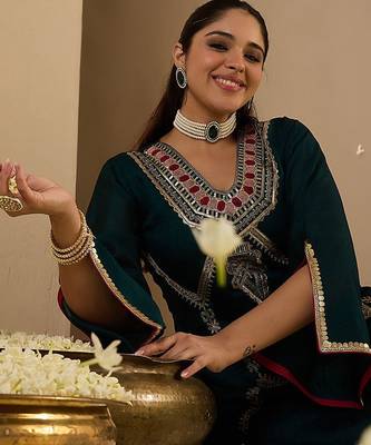 Women Ethnic Motifs Printed Kurta with Trousers 6
