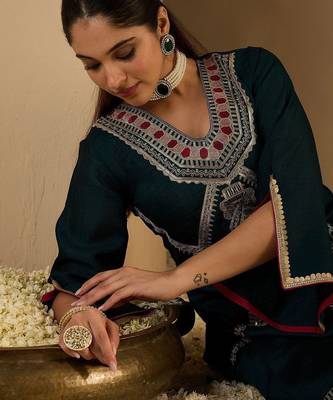 Women Ethnic Motifs Printed Kurta with Trousers 7